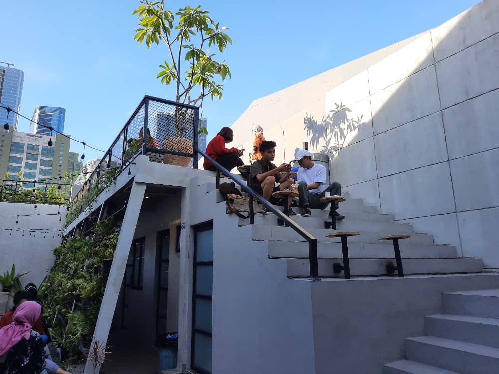 AADK Coffe and eatery cafe hits di Surabaya