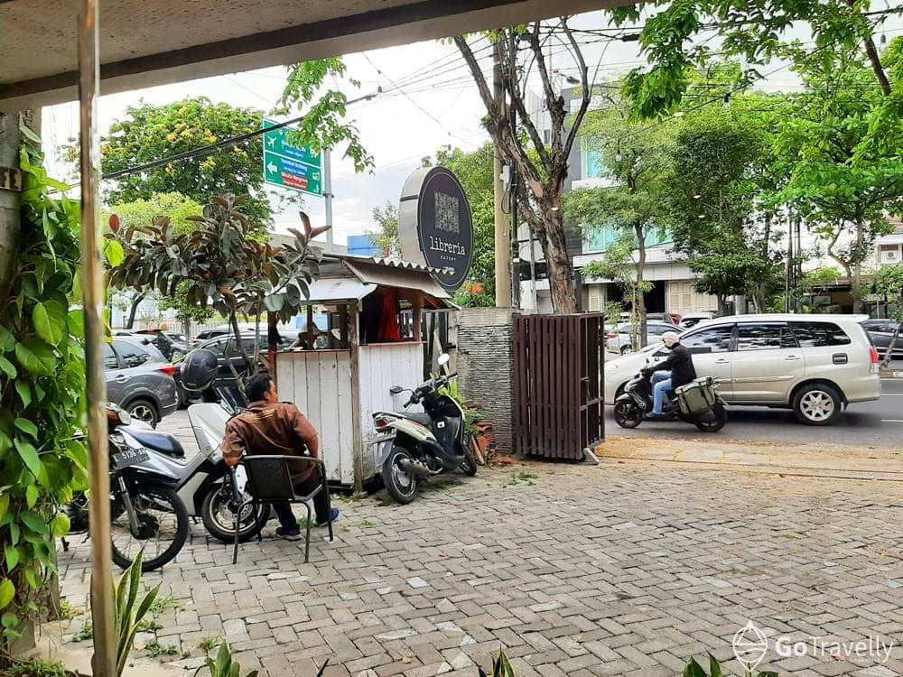 Libreria Eatery : Cafe yang Cocok Buat Nugas dan Kerja. Ada Mini Library-nya!