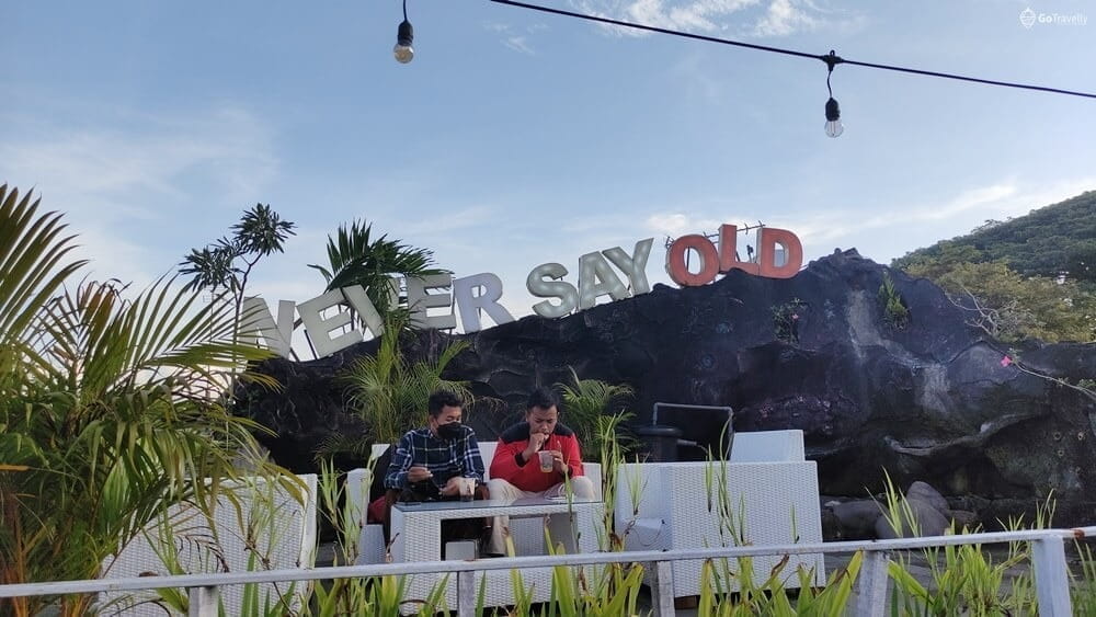 Nongkrong Seru di Cafe Lima Sebelas, Ngopi Sambil Melihat Kereta Api