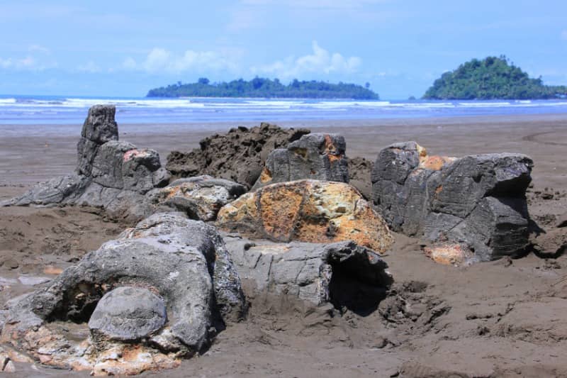 pantai air manis padang