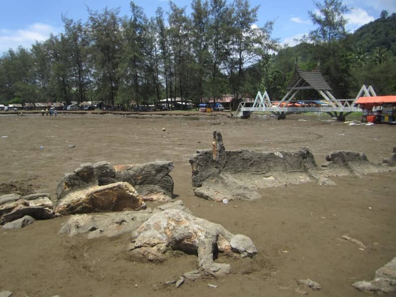 pantai air manis padang