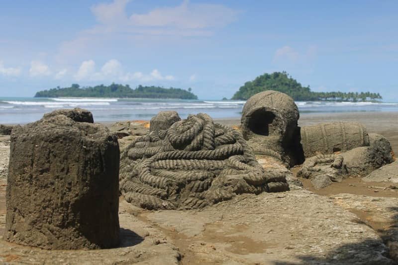 pantai air manis padang