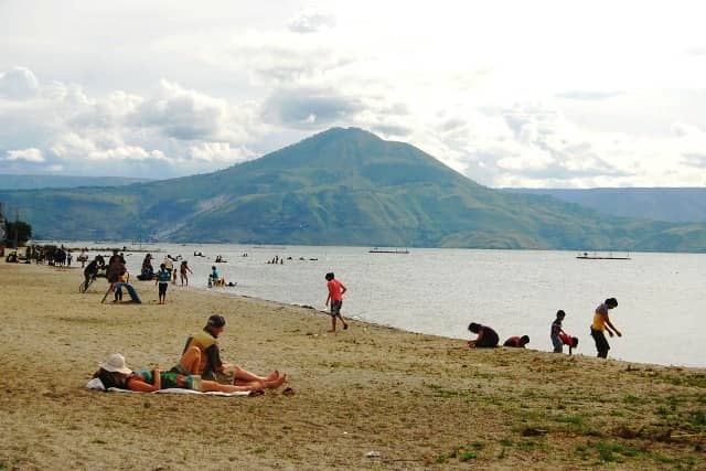 pemandangan pantai pasir putih parbaba
