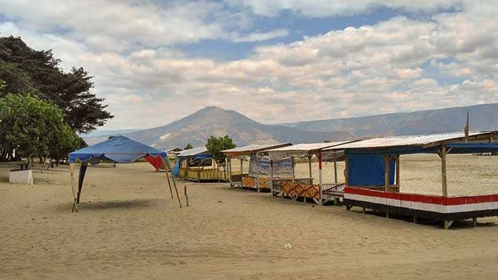 fasilitas pantai pasir putih parbaba