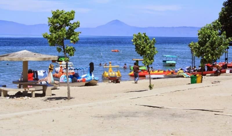 fasilitas pantai pasir putih parbaba