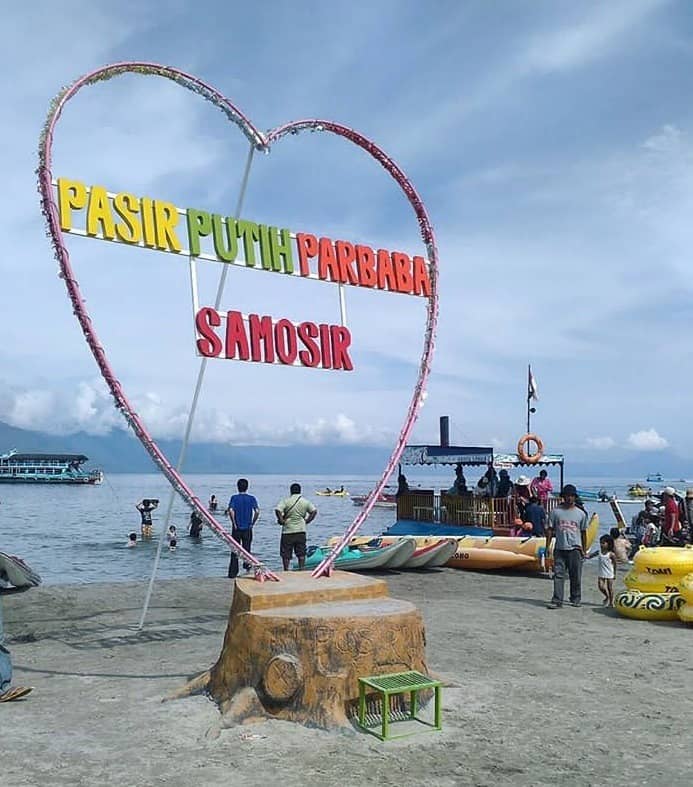 pantai pasir putih parbaba