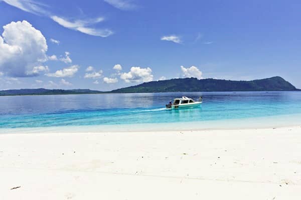 pantai molana maluku