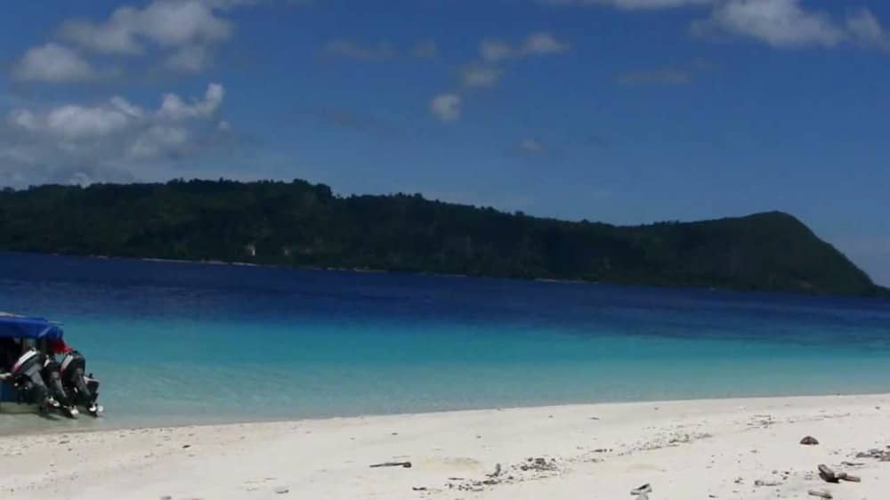 pantai molana maluku